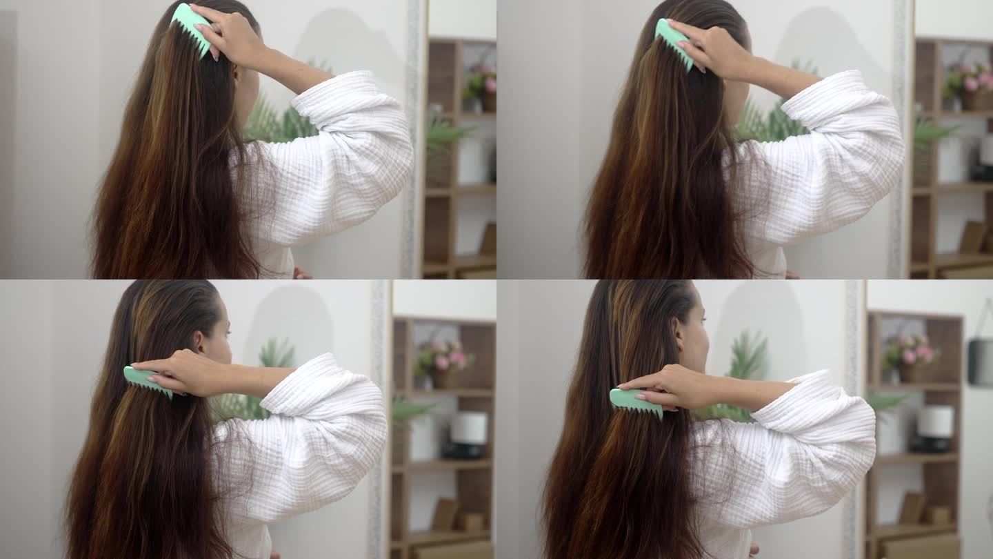 一个女人在家里对着镜子梳理她健康的长发，确保它的健康。