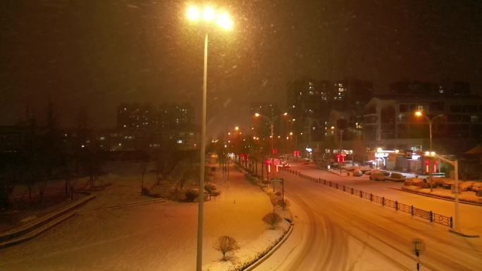 雪中夜晚城市