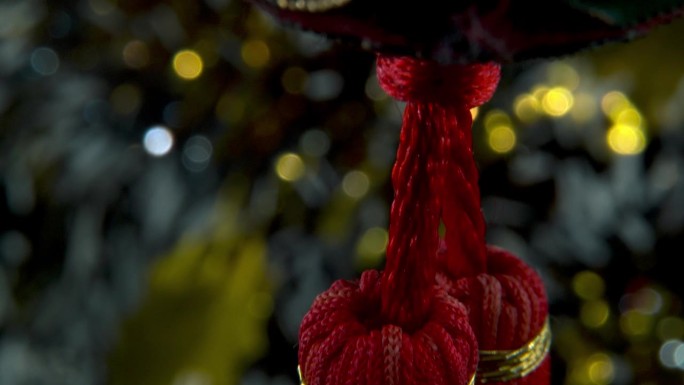 中国新年象征装饰，东方装饰，传统的红色挂灯球，丰富多彩的发光景深，慢微距特写电影倾斜4K视频