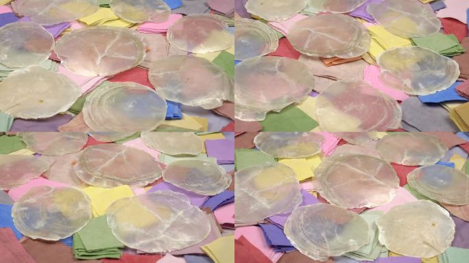 天然透明的海贝壳都是在一块块布料上进行拼接，作为背景
