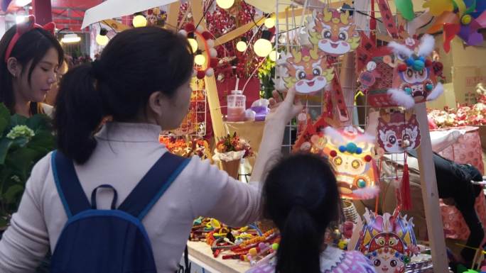 迎春花市买年货灯笼