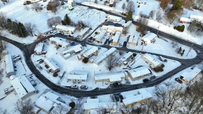 活动房屋公园。居住在美国的低收入住房。美国的拖车房在冬天的雪。空中轨道。