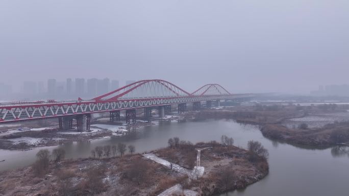 西安市10号公轨地铁车辆共用轨道大桥雪景