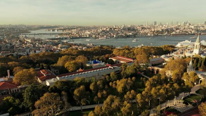 空中阳光下的辉煌:托普卡普宫殿的午后光芒，俯瞰伊斯坦布尔欧洲一侧雄伟的地平线