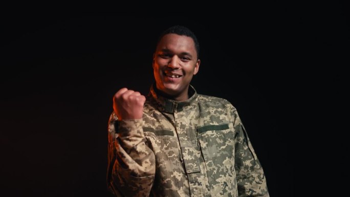 非裔美国军队表示同意，微笑，成功和胜利