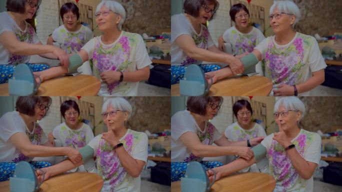70多岁的亚洲老太太们从小就是好朋友，她们穿着相似的姐妹装，互相帮助测量血压。