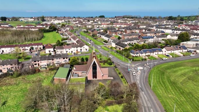 鸟瞰爱尔兰克雷基山的所有圣徒教堂，拉恩县安特里姆北爱尔兰