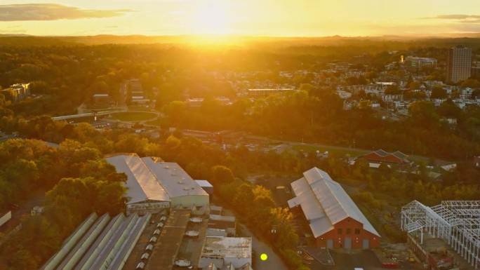 在秋天日落时，在宾夕法尼亚州阿伦敦建立回收中心的航拍