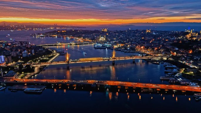 空中桥梁的辉煌:伊斯坦布尔的三个标志在夜晚的威严中照亮#伊斯坦布尔之夜#桥梁全景#城市灯光#地标发光