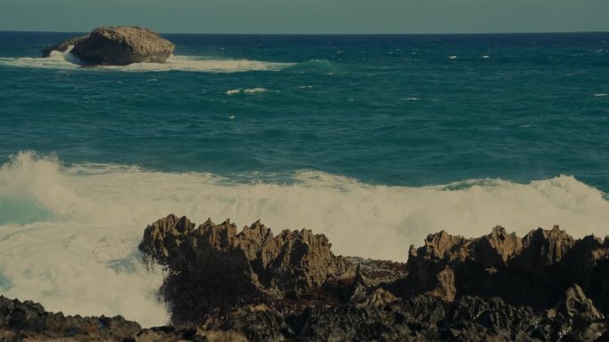 太平洋的汹涌波涛拍打着夏威夷檀香山东部瓦胡岛的岩石海岸
