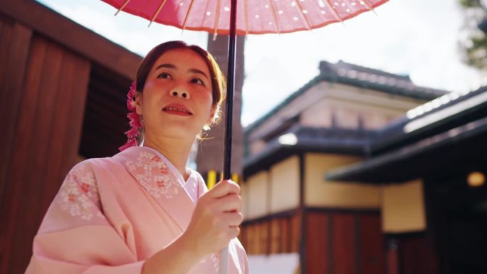 穿着传统和服的亚洲妇女走在日本的老城区
