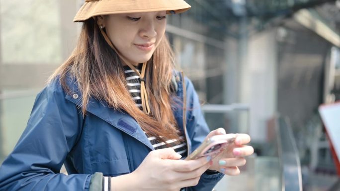 亚洲游客在日本京都的城市观光中使用聊天机器人