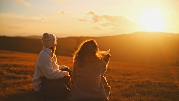 乡村田野里，年轻女子在山上观看日出的慢镜头
