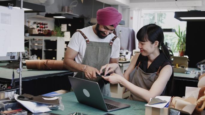 日本和印度的同事在笔记本电脑上集思广益，完善他们的设计理念
