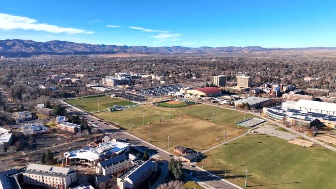 科罗拉多州立大学(CSU)校园内的运动场，背景是学生宿舍和山脉。柯林斯堡，美国科罗拉多州