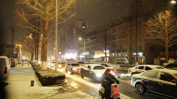 夜晚街道雪景 大雪堵车 城市暴雪 雪花飘