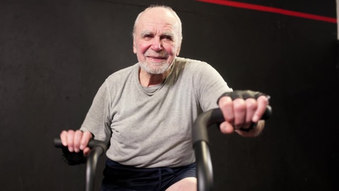 一个成年男子正在有氧运动机上训练。一位老人使用健身器材进行锻炼和运动训练。一个成年人骑电动自行车来改