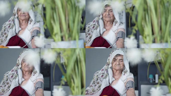 一位穆斯林老妇人在心情不好的时候量血压