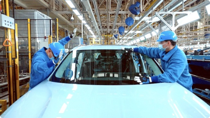 汽车工厂总装车间新能源汽车玻璃安装