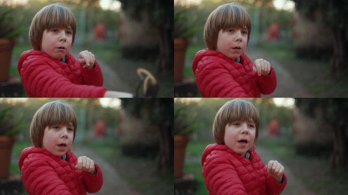 7岁的小男孩喜欢在户外玩弹弓