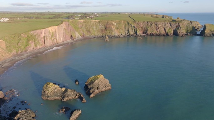 在爱尔兰沃特福德的铜海岸，有海蚀柱的隐蔽海湾