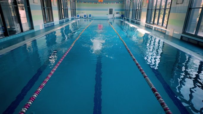 游泳运动员为游泳比赛训练蝶式泳姿