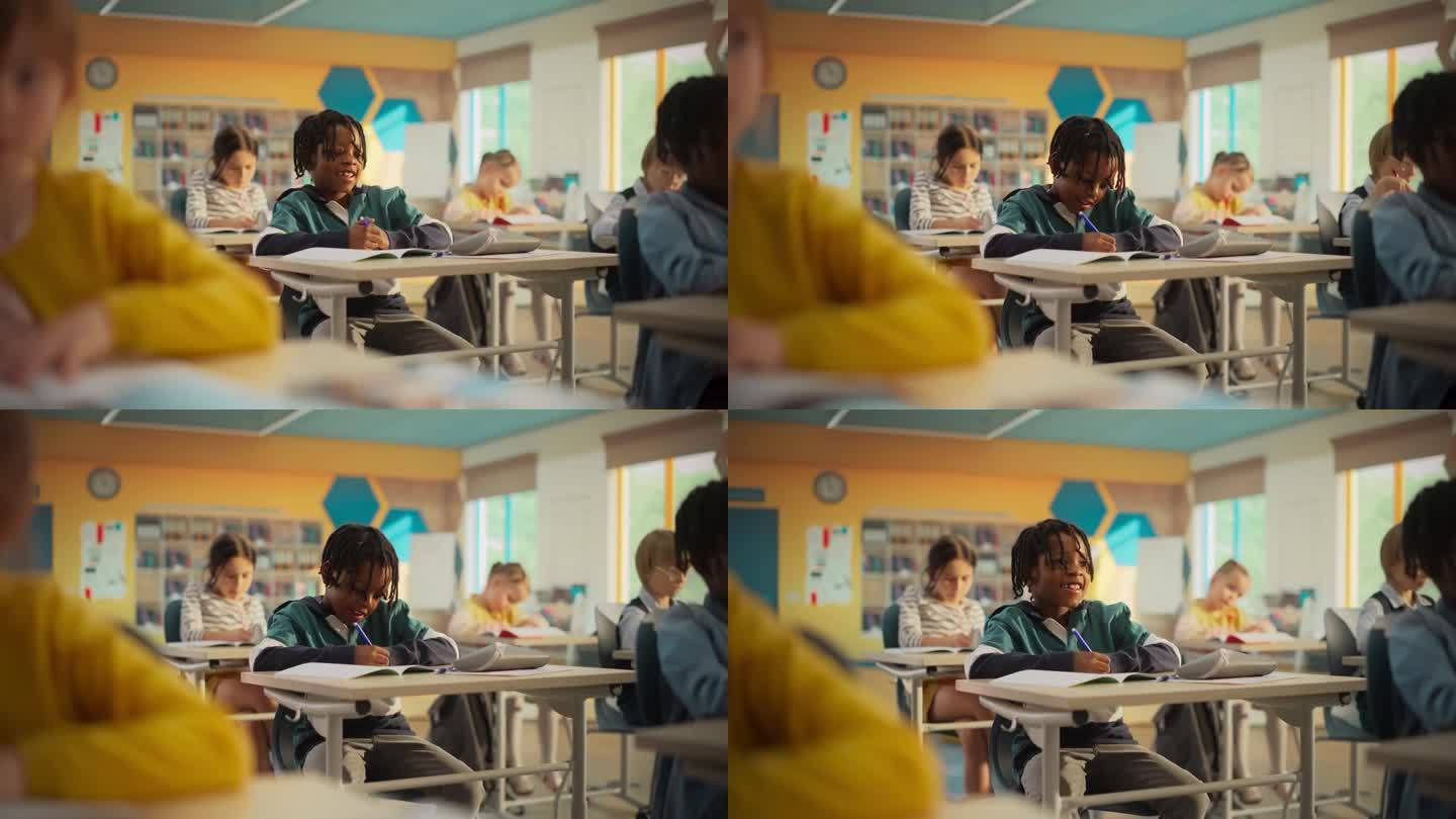 一个可爱的非洲小男孩的肖像，他有一头时髦的头发，坐在小学教室的桌子后面。小学生专心听讲，和其他孩子一