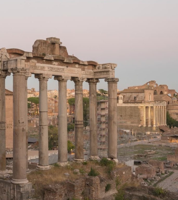 延时拍摄的罗马广场遗址是意大利罗马著名的古代旅游地标。
