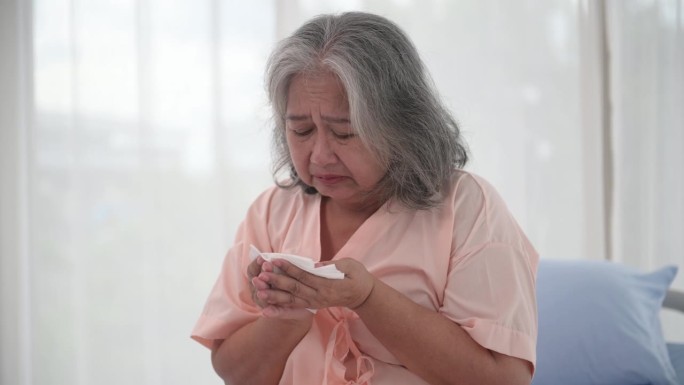 亚洲老年妇女有咳血和胸痛