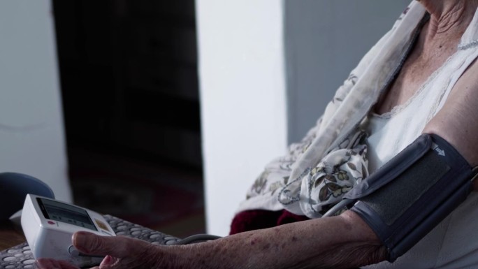 一位穆斯林老妇人在心情不好的时候量血压