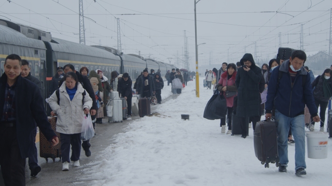 暴雪下的春运返乡路