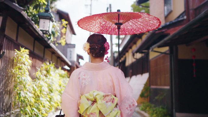 穿着传统和服的亚洲妇女走在日本的老城区