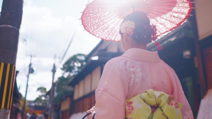 穿着传统和服的亚洲妇女走在日本的老城区