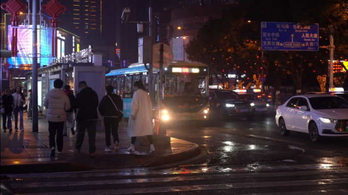 贵阳  夜景 的士 出租车 都市人流行人