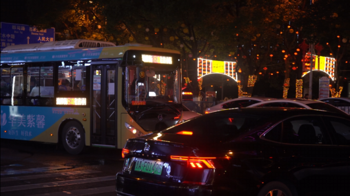 贵阳  夜景 的士 出租车 都市人流行人