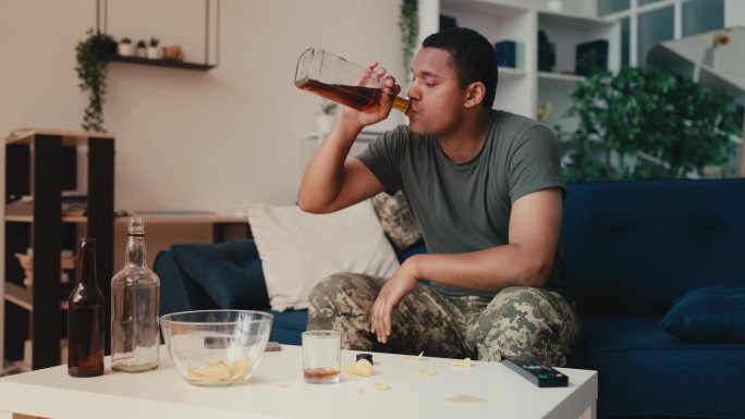 压力大的士兵喝威士忌，患有创伤后应激障碍，酗酒