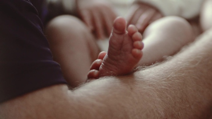 新生儿的脚脚底按摩宝宝脚丫脚部护理