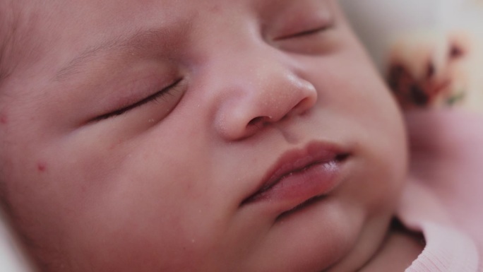 新生儿睡觉时脸部的细节照片