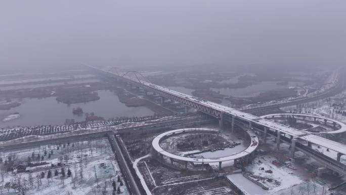 西安市10号公轨地铁车辆共用轨道大桥雪景