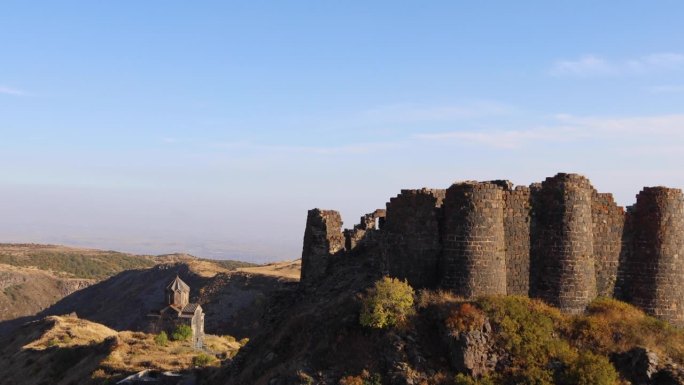 琥珀要塞，Vahramashen教堂，亚美尼亚国旗-黄金时刻捕获