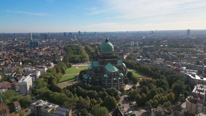 比利时布鲁塞尔，布鲁塞尔国家大教堂的4K鸟瞰图，街道、道路和拥挤的人群