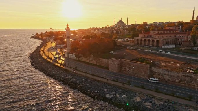 空中日落宁静在法提赫，沿海道路和蓝色清真寺和圣索菲亚大教堂为背景#无人机在法提赫上空#伊斯坦布尔日落