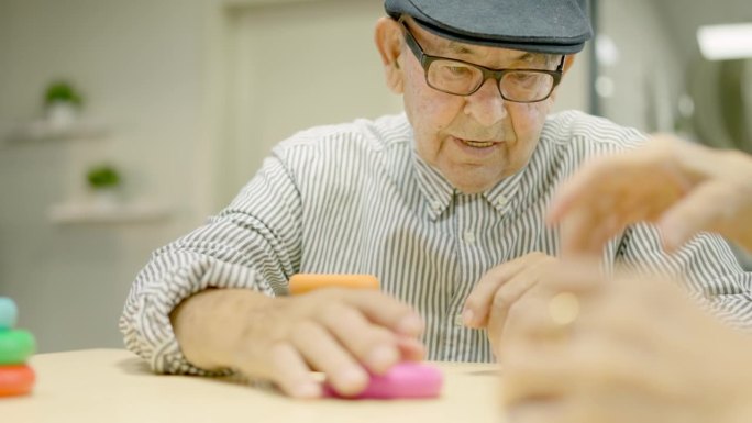 老年人在老年病学中组织技能游戏的片段
