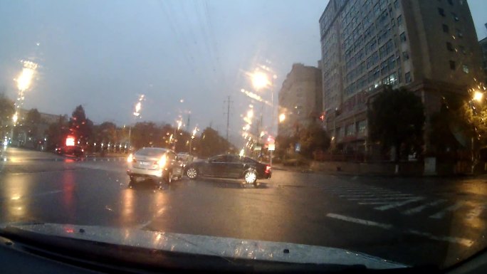 雨夹雪影响视线十字路口的交通事故