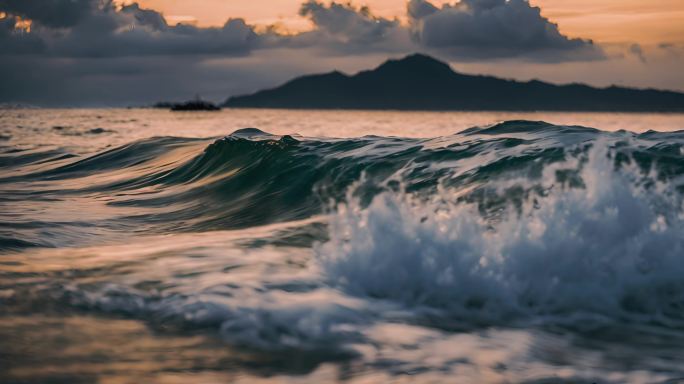 夕阳下的巨浪 夕阳下的大海