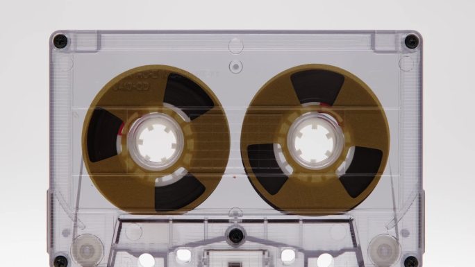 录音带在使用时，卷筒胶卷的旋转
