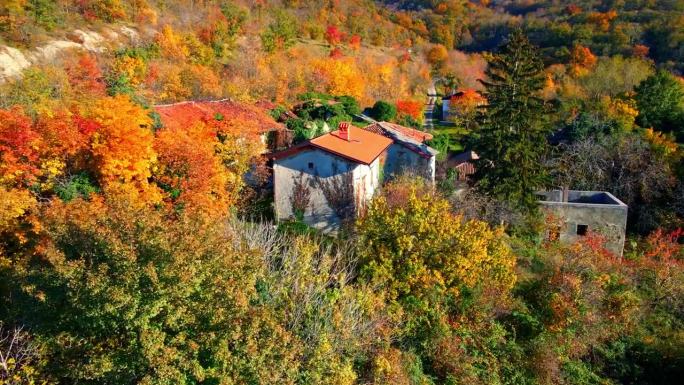 空中4K无人机视频展示了斯洛文尼亚布尔达的一个废弃村庄斯拉普尼克令人难以忘怀的美丽。这是一个没有人居