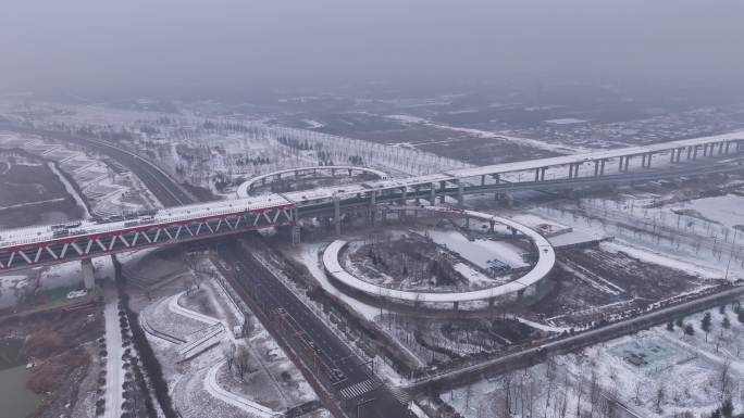 西安市10号公轨地铁车辆共用轨道大桥雪景