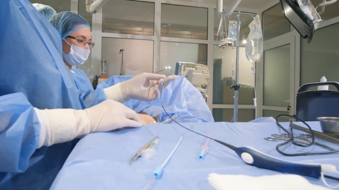 静脉切除术在全身麻醉或脊髓麻醉下进行。外科医生在诊所工作