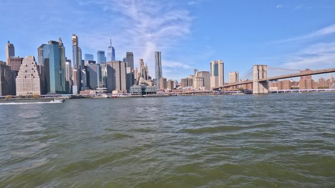 纽约市的全景视图，以曼哈顿中城商业区办公大楼为特色，靠近布鲁克林大桥
